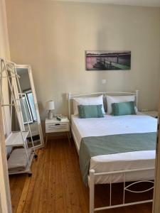 ein Schlafzimmer mit zwei Betten und einer Leiter in der Unterkunft Laundry House in Sinarádes