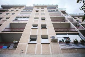 un edificio alto con ventanas y balcones en Viktorija Apartment, en Belgrado