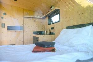 a bedroom with a bed and a sink in a room at Sleep Space 24 - Green Tiny Spot Schillig in Wangerland