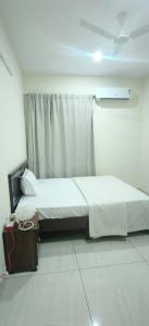 a hotel room with two beds and a window at Hangang HOTEL 한강호텔 in Jāmb