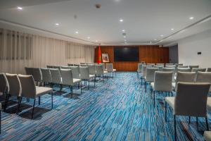 a conference room with chairs and a screen at BRĂAT Hôtel in Rabat