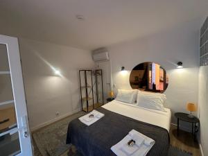 a bedroom with a bed with two towels on it at Penedo Escape Retreat in Colares