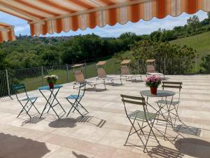 a group of chairs and tables on a patio at Casa Vacanze Il Vallo - Appartamenti con Piscine Indipendenti in Guardiagrele
