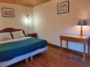 a bedroom with a bed and a table with a lamp at Kerioret Izella in Kerlaz
