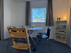a room with a table and two chairs and a window at Ferienwohnung Biendi in Trimmis