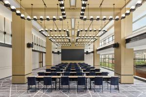 a conference room with a long table and chairs at Four Points by Sheraton Xi'an Bell Tower in Xi'an