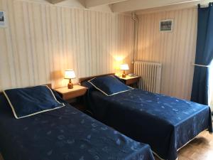 a hotel room with two beds and two lamps at La forge de louis in Saint-Macoux