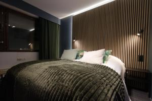 a bedroom with a large bed with a large window at Hotel & Resort Sallavalkea in Salla