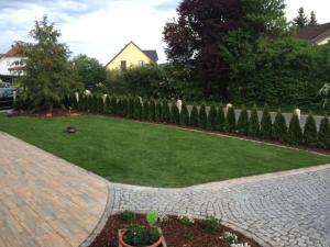 a garden with green grass and a fence at Ferienwohnung Gründlinger in Weilersbach