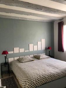 a bedroom with a bed with a white headboard at Le ry de pouzioux in Chauvigny +7 photos
