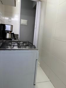 a kitchen with a stove top in a room at Apartamento no centro de Cuiaba até 3 pessoas in Cuiabá +14 photos