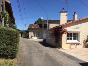 a house with a wreath on the side of a street at Les trois rivières in Persac