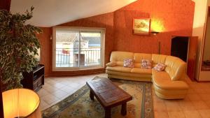 a living room with a couch and a table at Les trois rivières in Persac