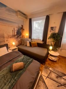 a living room with two beds and a couch at Großes Apartment Aschaffenburg 4 Schlafzimmer bis zu 10 Personen Mainpark Apartment Mainaschaff in Mainaschaff