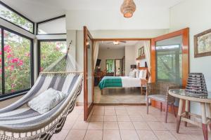 Habitación con hamaca y dormitorio. en Ka'ana Resort & Spa, en San Ignacio