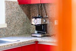 a kitchen counter with a coffee maker on top of it at GuestReady - Alluring island retreat in Santa Cruz