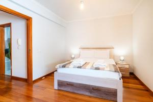a bedroom with a large bed with a wooden floor at GuestReady - Alluring island retreat in Santa Cruz