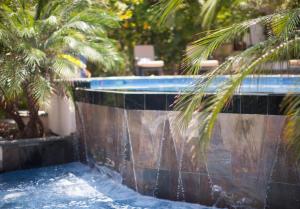 una piscina con una fuente en un complejo en Ka'ana Resort & Spa, en San Ignacio