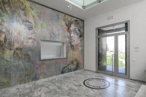 a room with a large painting on the wall at Open Space - Garden & Jacuzzi in Milan