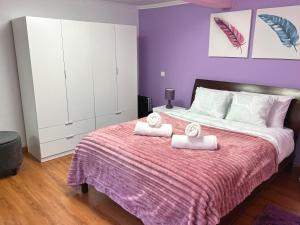 a bedroom with a large bed with towels on it at Casa Levada Explorer - Cozy Nights & Easy Meals in Santana