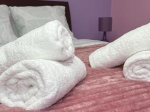 a pile of towels sitting on top of a bed at Casa Levada Explorer - Cozy Nights & Easy Meals in Santana