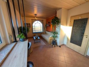 a room with a couch and plants in a room at Appartement Sonnenschein in Böhl-Iggelheim