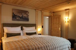 Llit o llits en una habitació de Hotel Alexander