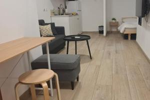 a living room with a couch and a table at יחידת אירוח אור בזלת in Qiryat Shemona
