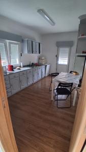 a kitchen with a table and chairs in a room at Piscinas, Serra da Estrela AL in Bouça