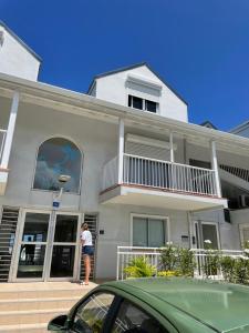 a woman standing in front of a house at Ma Case aux Antilles in Grand Case