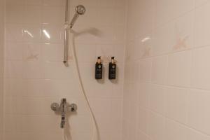 a shower with two bottles in a bathroom at Hotel & Resort Sallavalkea in Salla +33 photos