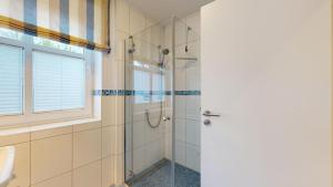 a bathroom with a shower with a glass door at strandnahe FeWo mit 2 Schlafzimmern und Terrasse oder Balkon, Caspar David, Binz in Binz +8 photos