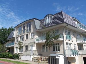 a large white building with a gambrel roof at strandnahe FeWo mit 2 Schlafzimmern und Terrasse oder Balkon, Caspar David, Binz in Binz