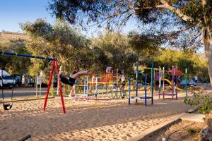 Discovery Parks - Alice Springs في ينابيع أليس: مجموعة من الأطفال يلعبون في الملعب