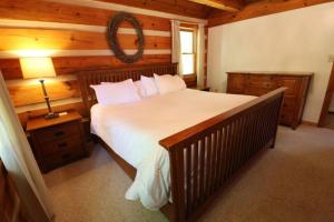a bedroom with a large bed in a cabin at The Hilltop in Cherokee