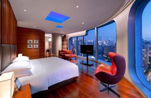TV a/nebo společenská místnost v ubytování Andaz Xintiandi, Shanghai, By Hyatt