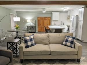 a living room with a couch and a kitchen at Lawrenceville Escape in Lawrenceville