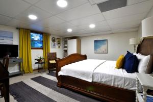 a bedroom with a bed and a tv in a room at Lawrenceville Escape in Lawrenceville