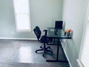 an office with a desk with a chair and a computer at Hartsfield Jackson Escape in College Park