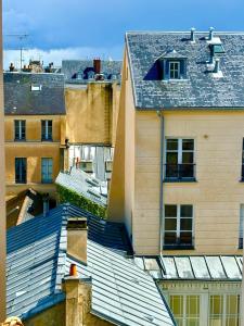a view of roofs of buildings in a city at Duplex château de Versailles - 30 min de Paris in Versailles