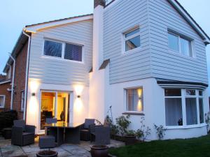 a house with a table and chairs in front of it at Mahe - Lee on the Solent in Lee-on-the-Solent