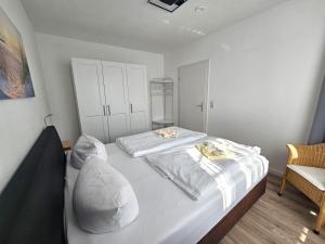 a small bedroom with two beds and a chair at Appartementhaus Binzer Sterne 11 in Binz