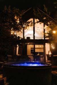 a fire pit in a yard at night at Zakątek Lipowy Most in Lipowy Most +7 photos