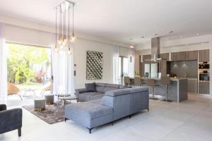 a living room with a couch and a kitchen at FRGK Luxury Two-Storey Villa with Pool & Rooftop Peaceful Setting Lord Brougham in Cannes