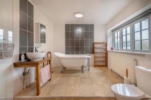 a bathroom with two sinks and a tub and a toilet at 4 Bed in East Harling oc-m31907 in East Harling +30 photos