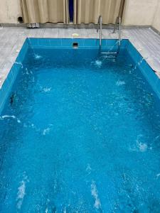 Swimmingpoolen hos eller tæt på شاليهات زارا + 3 billeder