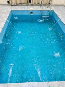 Swimmingpoolen hos eller tæt på شاليهات زارا