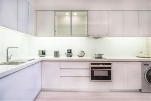 Kuchyň nebo kuchyňský kout v ubytování Oakwood Residence Damei Beijing