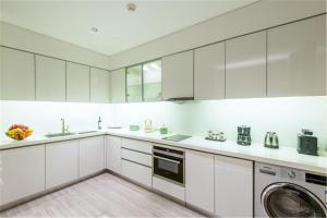 Kuchyň nebo kuchyňský kout v ubytování Oakwood Residence Damei Beijing