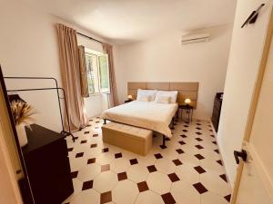 a bedroom with a bed and a checkered floor at Villa mit großem Garten und Aufstellpool, 800m zum Meer, Lido Marini in Lido Marini +40 photos